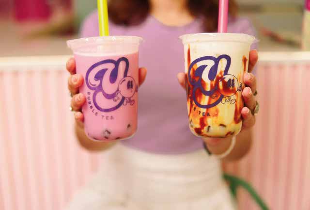 Dos vasos de bubble tea Yummy, uno rosa y uno de caramelo